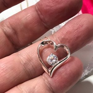 .925 Sterling CZ Heart &  .925 Sterling chain, Vintage, perfect!💕💕